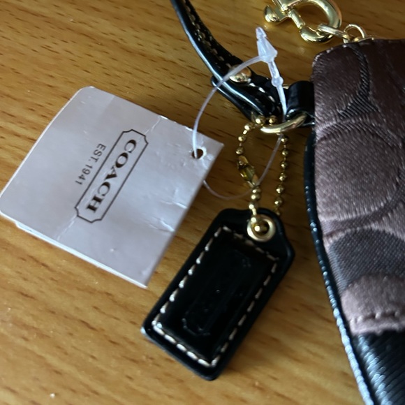 NWT Coach Wristlet Retails $58.00 - Picture 3 of 6